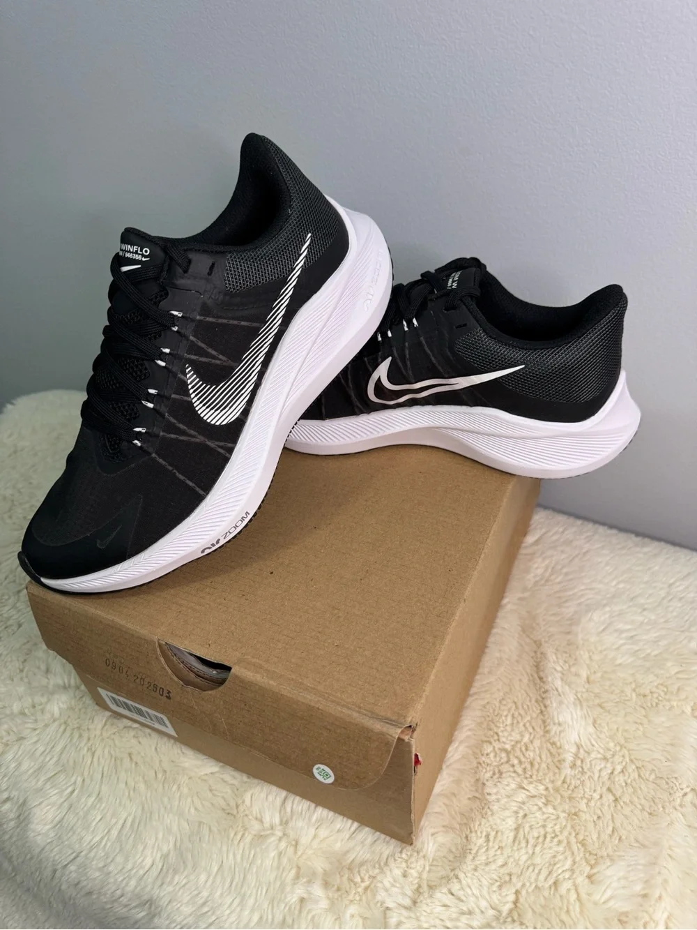 New Nike Women's Zoom Winflo 8 - Size 6